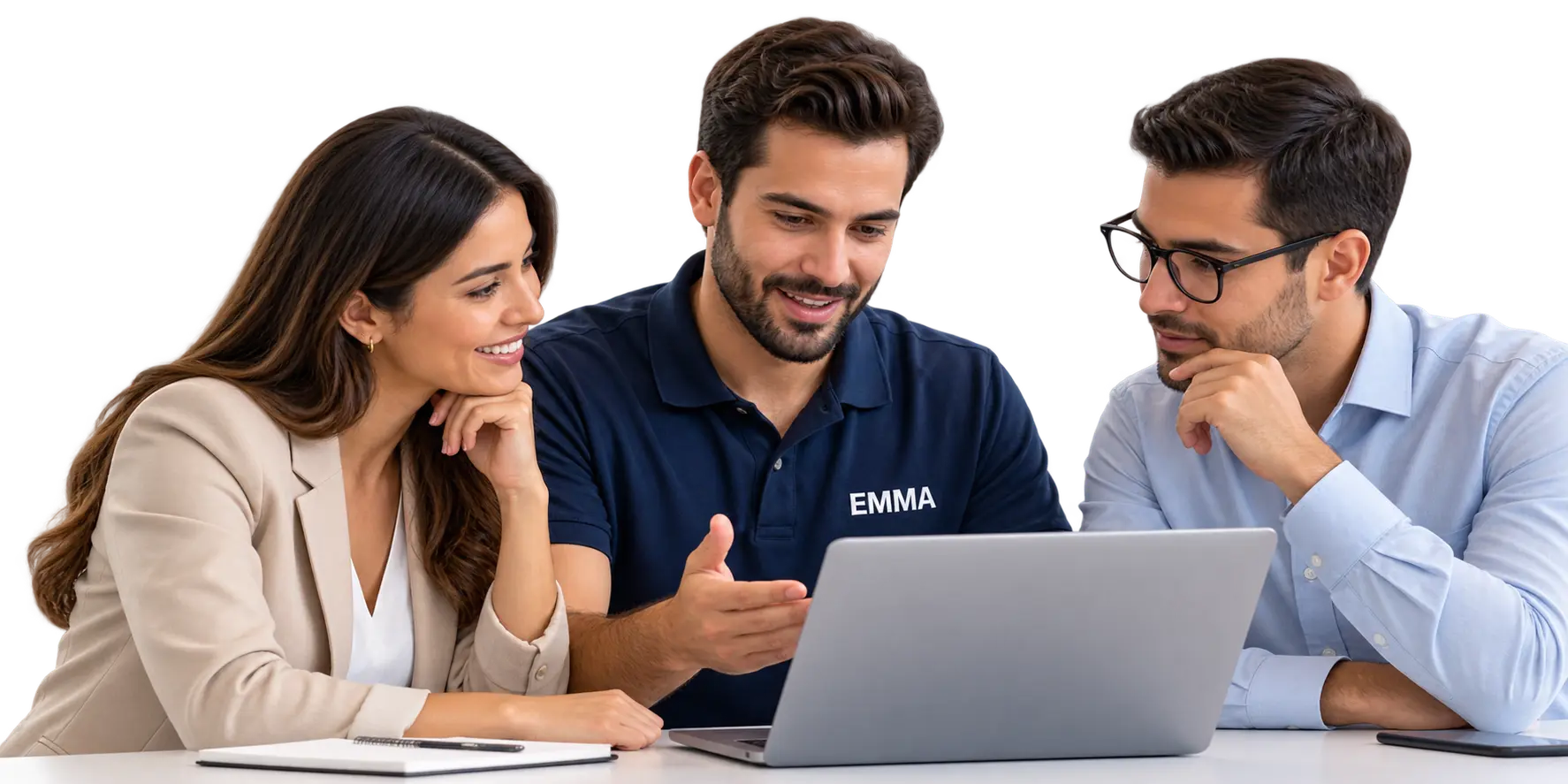 Profesionales colaborando con EMMA en una estrategia tecnológica
