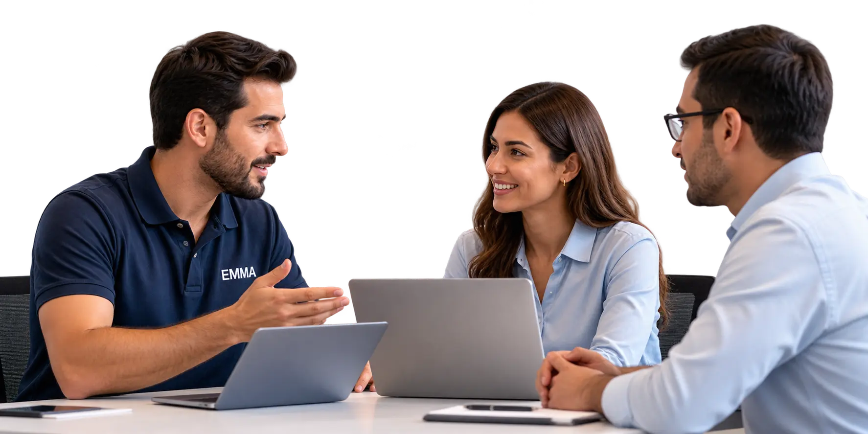 Equipo EMMA conversando con clientes sobre un proyecto tecnológico